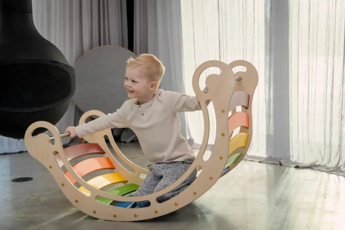 Module de motricité en bois | Rocker - Arc-en-ciel – Image 2